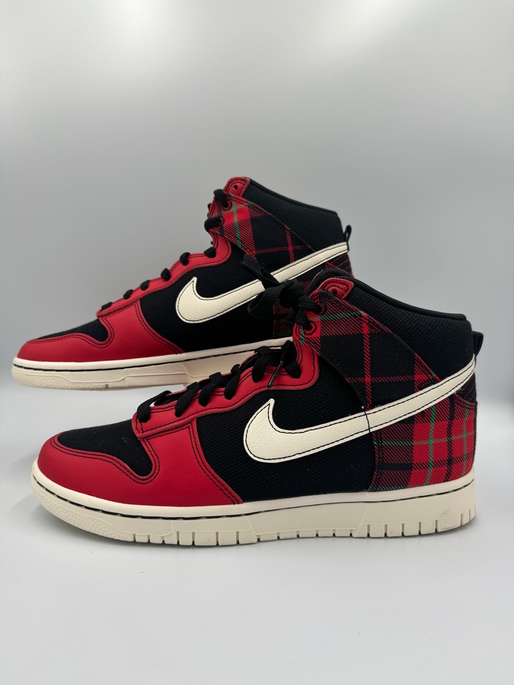 NIKE Mens Dunk High: Plaid, Men size 8.
Women 9-9.5. Black, Red, Cream & Green